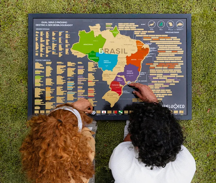 Casal com o mapa do Brasil recebido