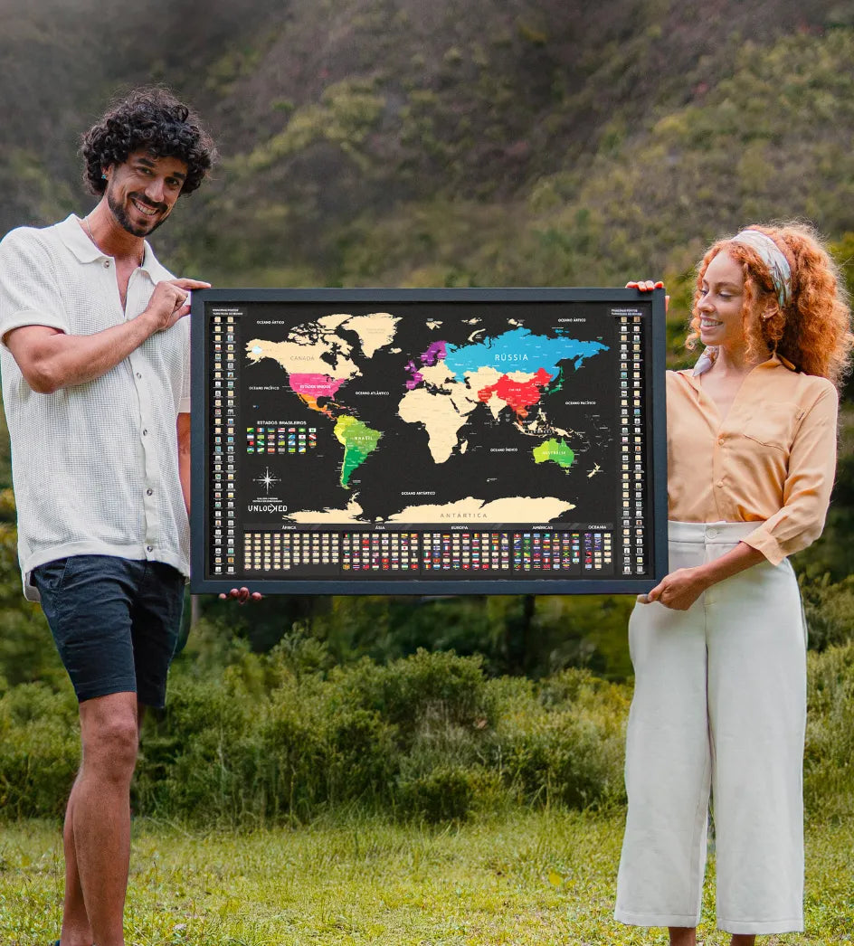 Mapa Mundi emoldurado na parede