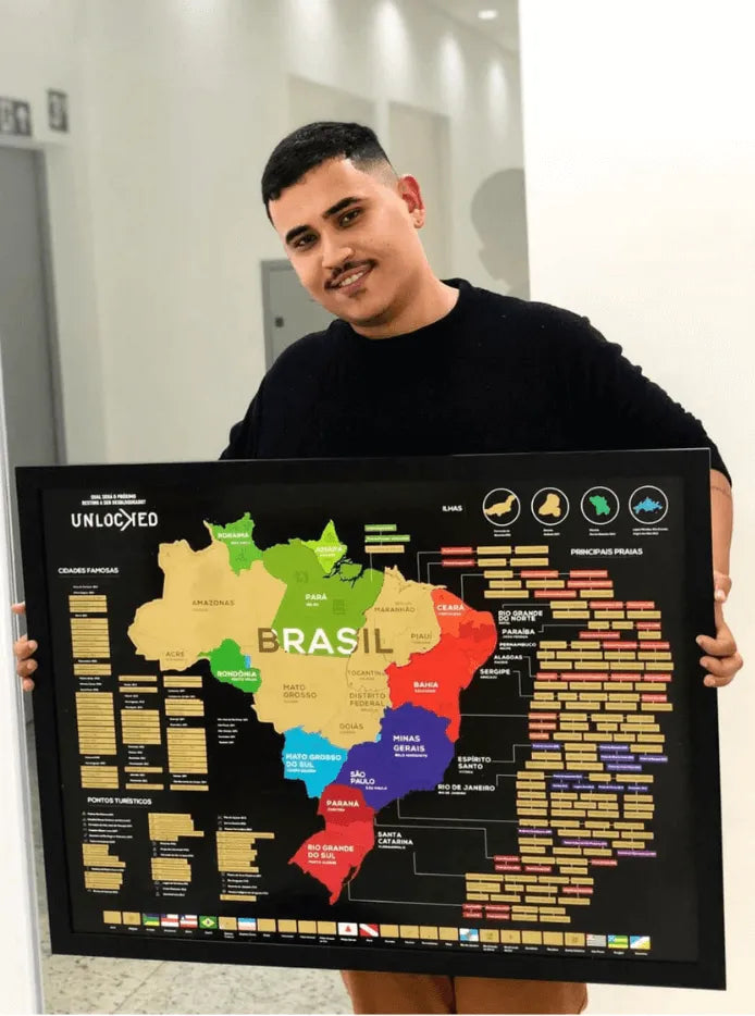 Cliente com o mapa da Unlocked que recebeu