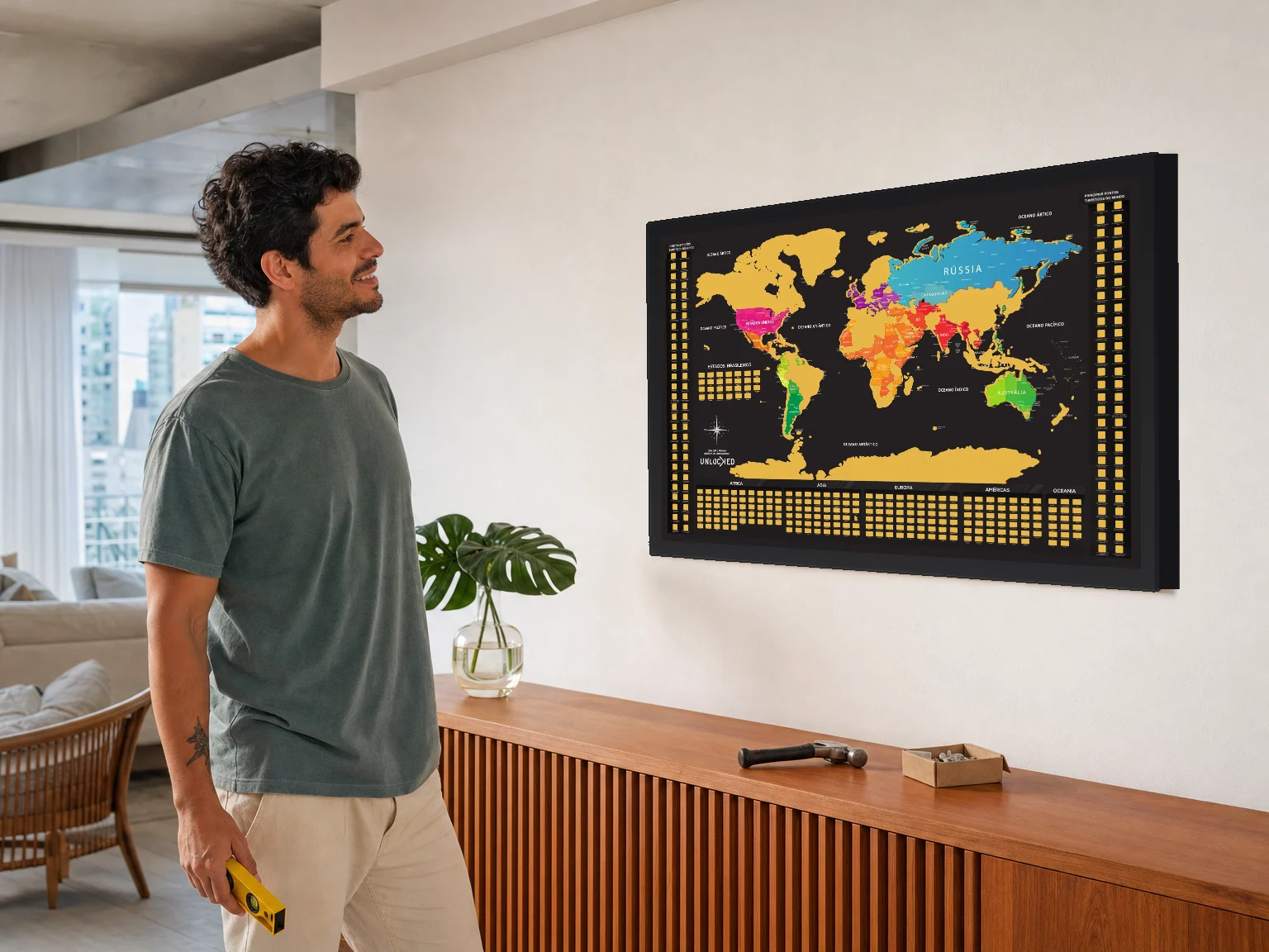 Homem admirando o Mapa Mundi que acabou de pendurar na parede