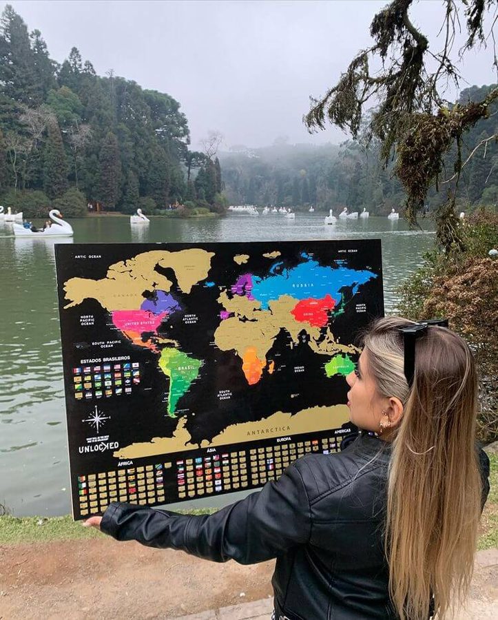 Juliane C. com o mapa da Unlocked