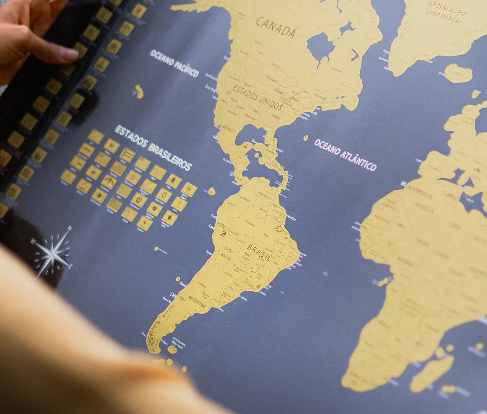 Mapa Mundi de raspar sendo segurado